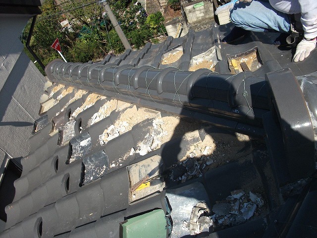 割れた漆喰と土をかき出す